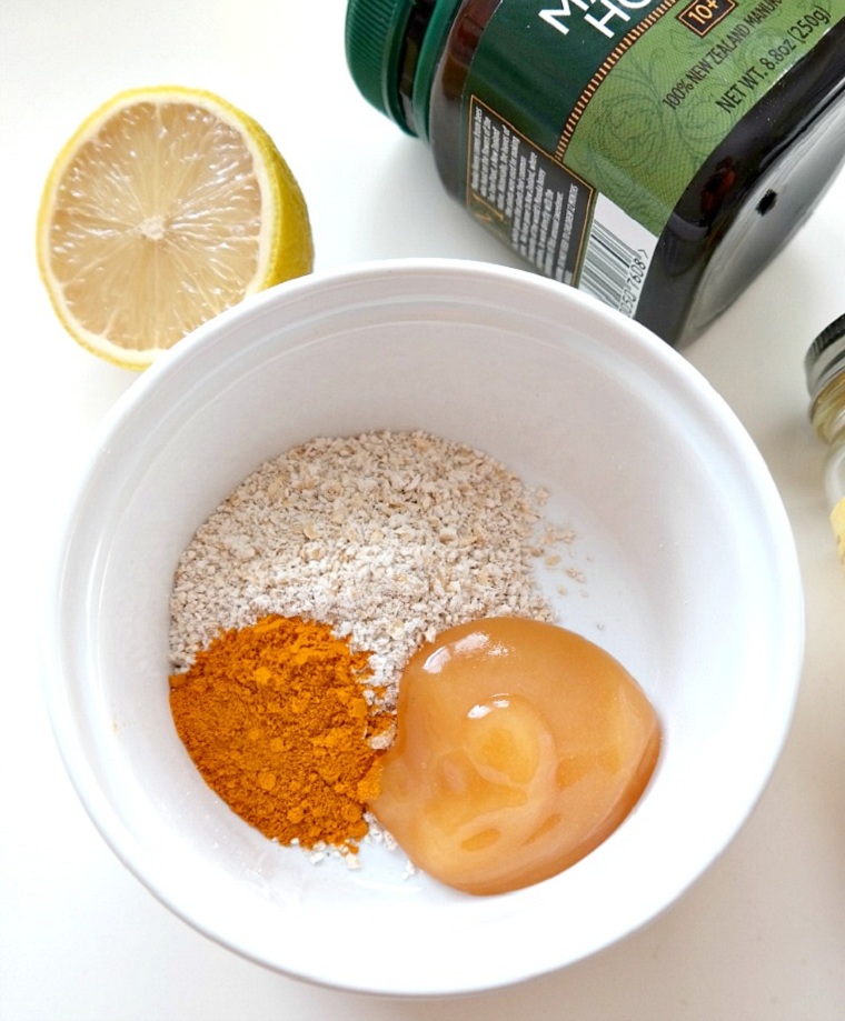 Gommage viso da preparare con il miele di Manuka, curcuma e il succo di mezzo limone