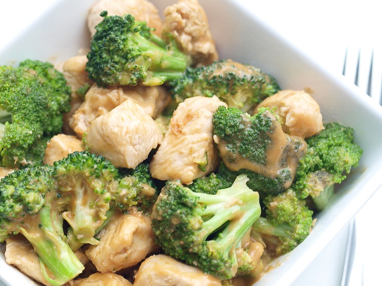 Come dimagrire velocemente mangiando pollo bollito e broccoli come contorno