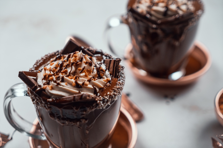Come fare una cioccolata calda, tazza con panna e cioccolata, decorazione con toppin cioccolato fondente