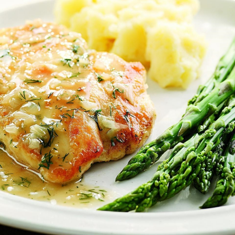 Dieta per dimagrire velocemente, pollo al forno con contorno di patate e asparagi
