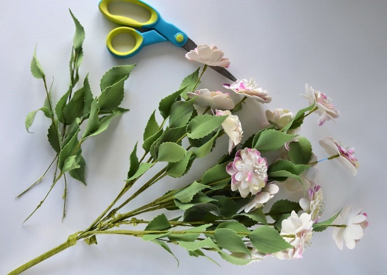 Come realizzare cornici fai da te e decorate con dei fiori finti 