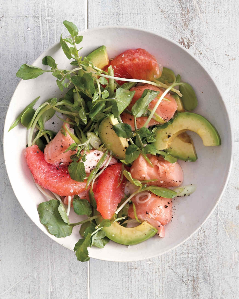Dimagrire in fretta mangiando insalata con avocado e filetti di salmone 