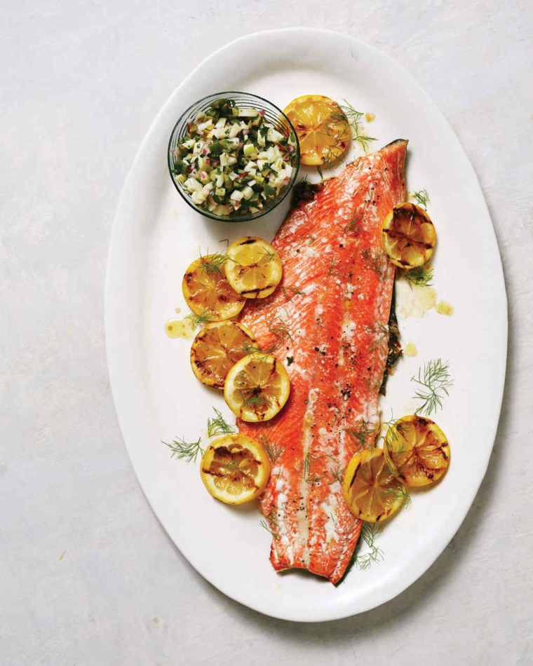 Metodi per dimagrire mangiando pesce, filetto di salmone condito con pezzi di limone