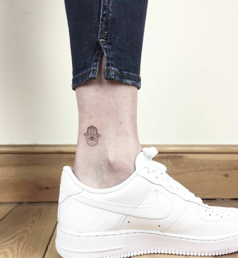 Tatuaggi piccoli significativi sulla caviglia, donna con un tattoo mano di fatina sulla gamba
