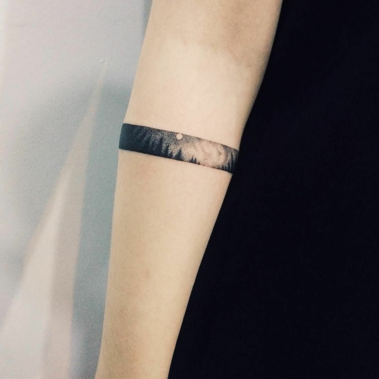 Idee tatuaggi scritte braccio, un tattoo bracciale con disegno di una foresta con la luna e le stelle