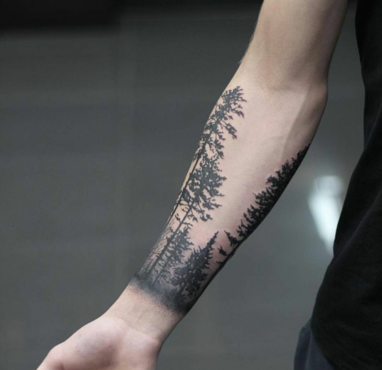 Tatuaggio braccio di un uomo e un'idea con disegno di una foresta con tanti alberi