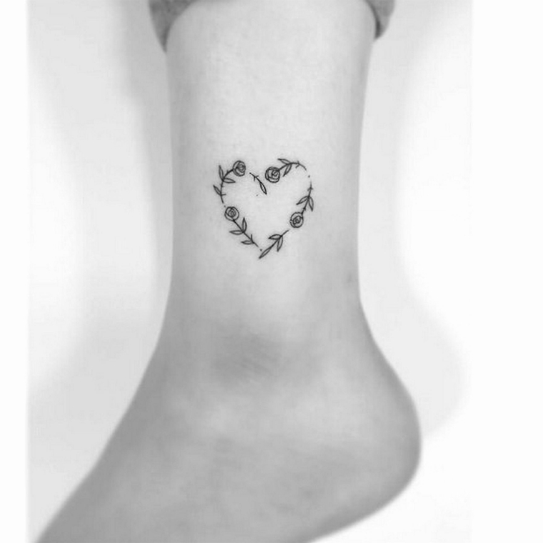 Tatuaggi alla caviglia femminili, donna un tattoo cuore di rose piccole sulla gamba