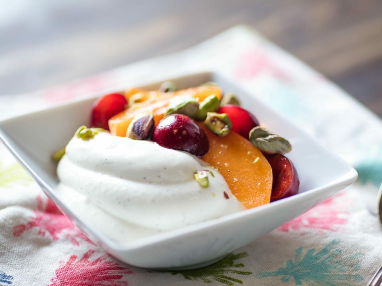 Idea per dei dolci velocissimi con frutta tagliata a fette e yogurt greco alla vaniglia