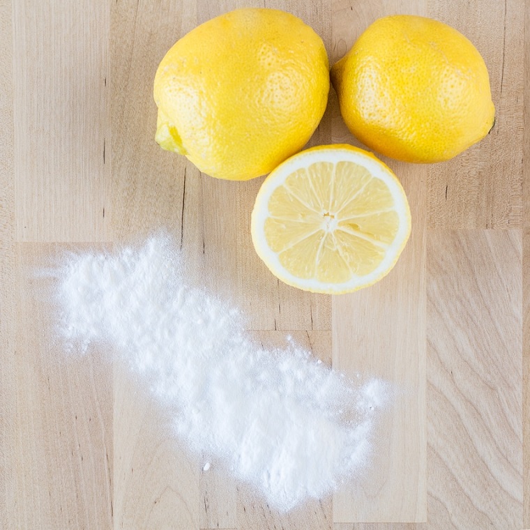 Pulizia del viso fai da te bicarbonato e il succo di un limone, ingredienti su una superficie di legno