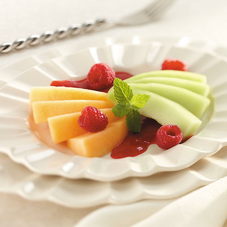Dimagrire mangiando tanta frutta, piatto con due tipi di melone e lamponi 