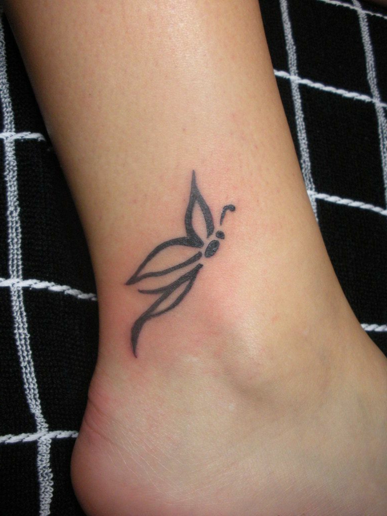 Tattoo caviglia di una donna con un disegno piccolo di una farfalla