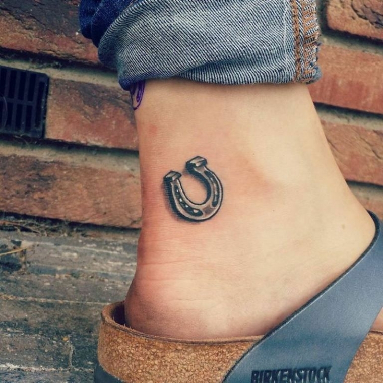 Tatuaggi sul polpaccio e sulla caviglia, disegno piccolo di un ferro di cavallo 
