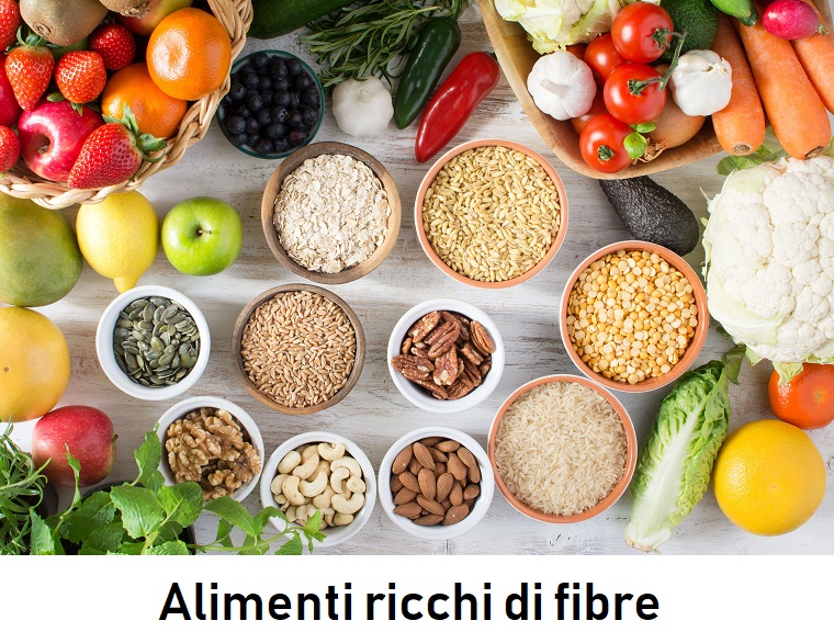 Dieta per dimagrire mangiando fibre come frutta e verdura varia, ingredienti in ciotole e cesti