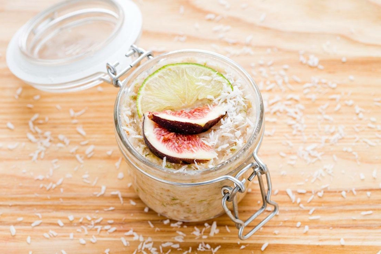 Scrub viso bicarbonato in un barattolo di vetro, peeling a base di fico, limone e cocco grattugiato