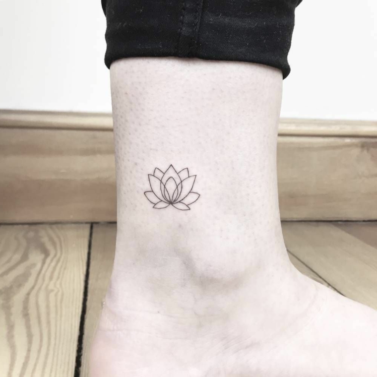 Piccolo fiore di loto sulla gamba di un uomo, tattoo stilizzati dalle dimensioni ridotte