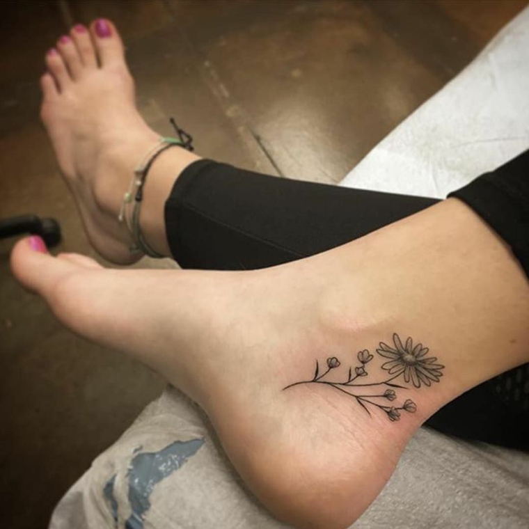 Tatuaggi con significato, idea per un tattoo di un fiore sulla caviglia di una donna
