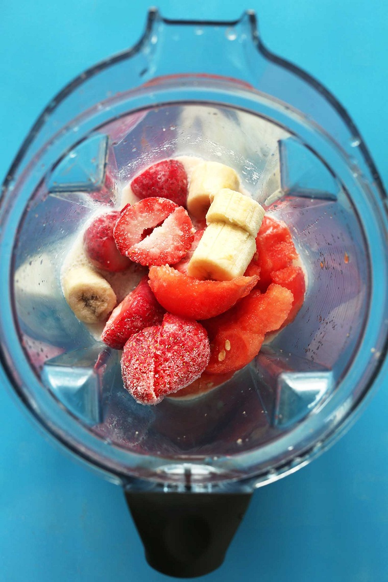 Un'idea con pranzo dietetico a base di uno smoothie con fragole congelate, banane e pezzettini di anguria 