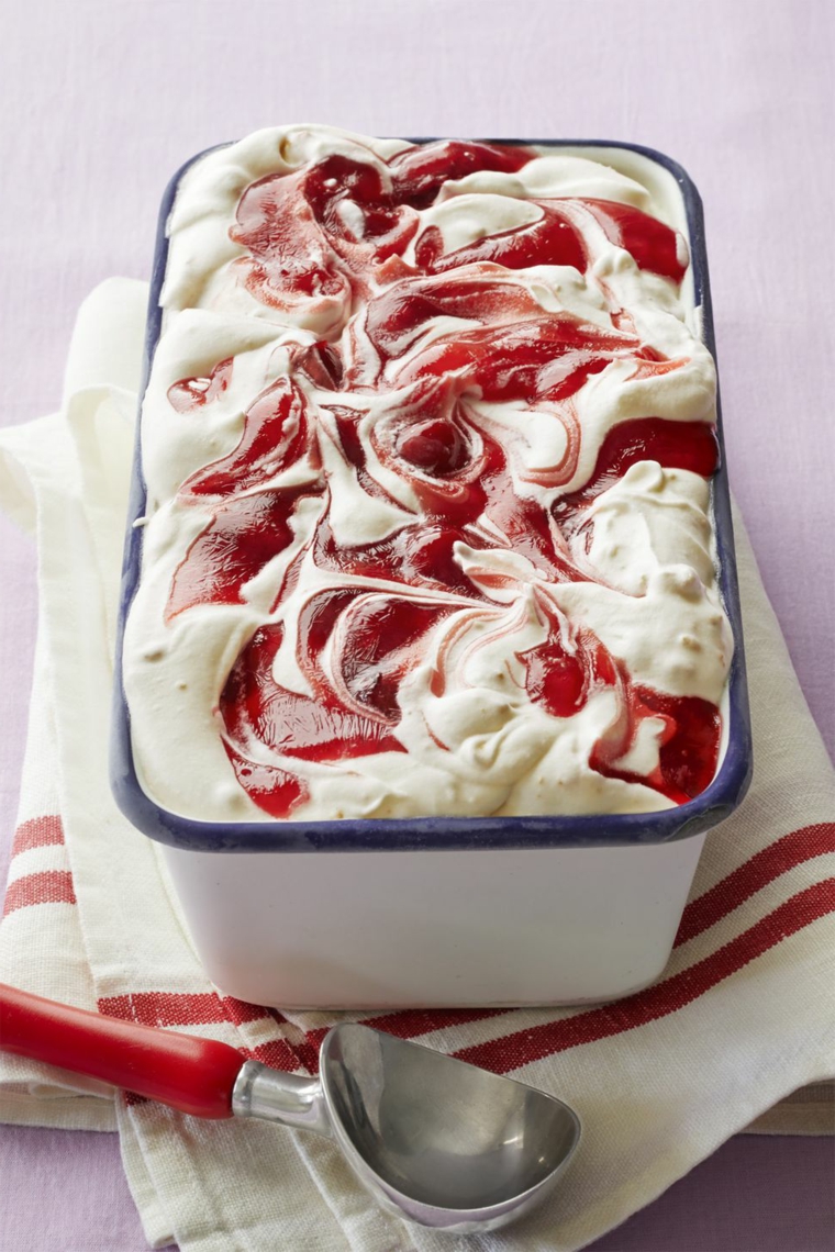Dolcetti veloci e un'idea con del gelato preparato in casa e decorato con marmellata di ciliegia