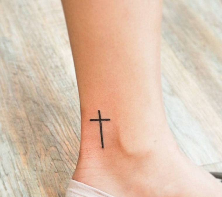 Idea per dei tatuaggi con significato, piccola croce sulla caviglia di una donna