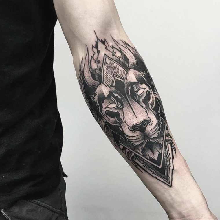 Tatuaggi tutto il braccio di un uomo con un disegno di un leone in bianco e nero