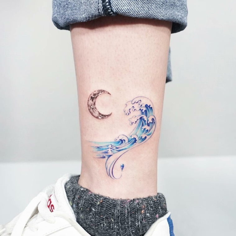 Disegno per un tatuaggio caviglia uomo con una luna nera onda del mare blu