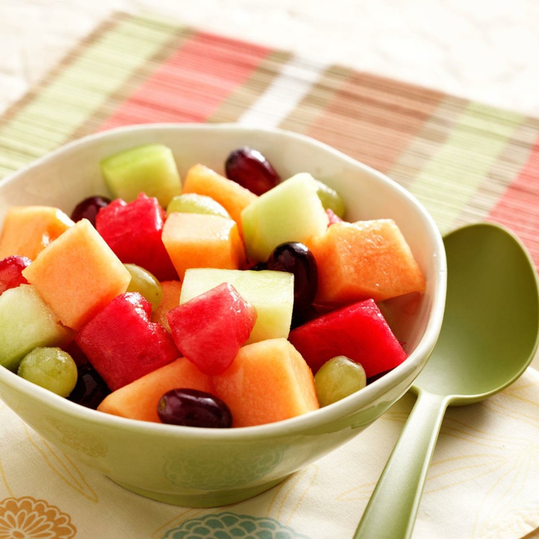Dimagrire mangiando tanta frutta, piatto con melone, anguria e uva rossa