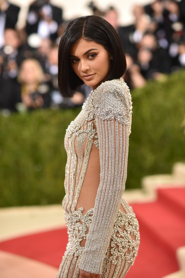 Capelli di colore nero con un taglio pari bob e riga al centro, Kyile Jenner con un vestito trasparente