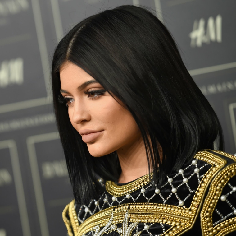 Tagli capelli medi di colore nero con riga al centro, l'acconciatura di Kylie Jenner