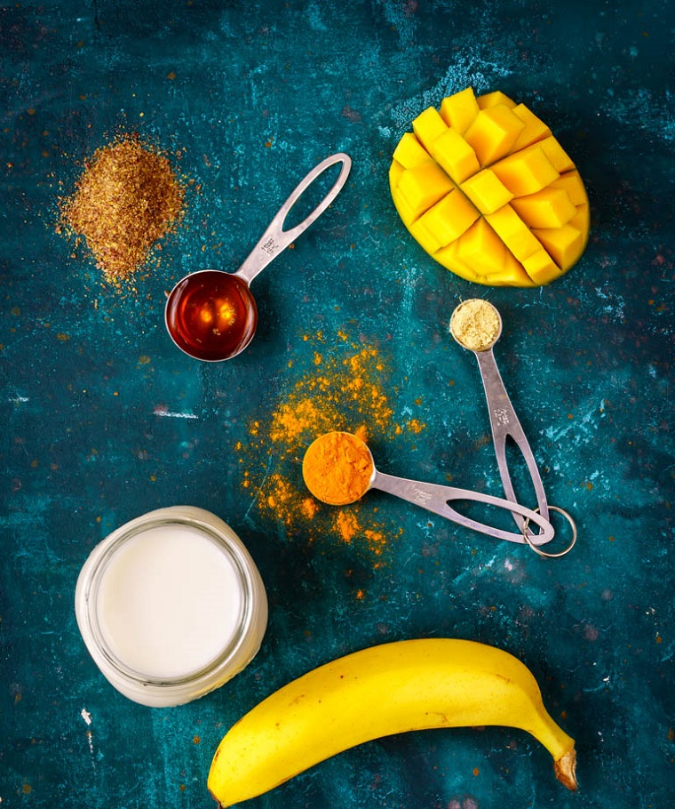 Cosa mangiare per dimagrire, ingredienti per preparare uno smoothie con mango, banana e latte 