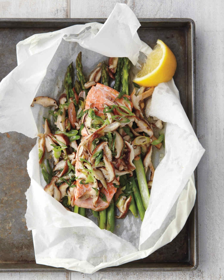 Dieta per dimagrire mangiando filetti di salmone con asparagi preparati avvolti in carta da forno