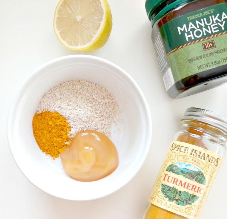 Pulizia del viso fai da te con miele di Manuka e curcuma, ciotola con gli ingredienti e mezzo limone