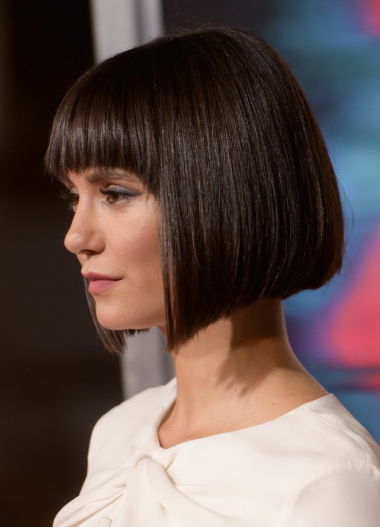Acconciature capelli medi dell'attrice Nina Dobrev di colore castano liscio con frangia