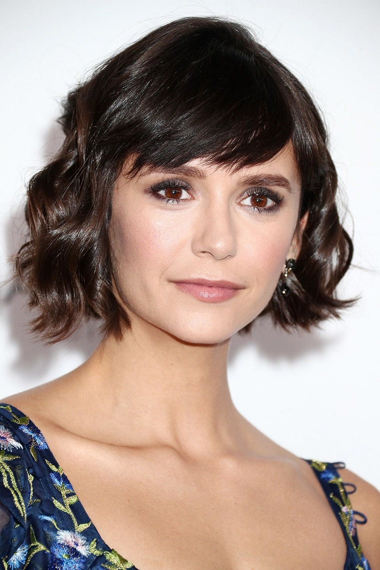 Acconciature capelli medi e Nina Dobrev con un taglio medio e frangia 