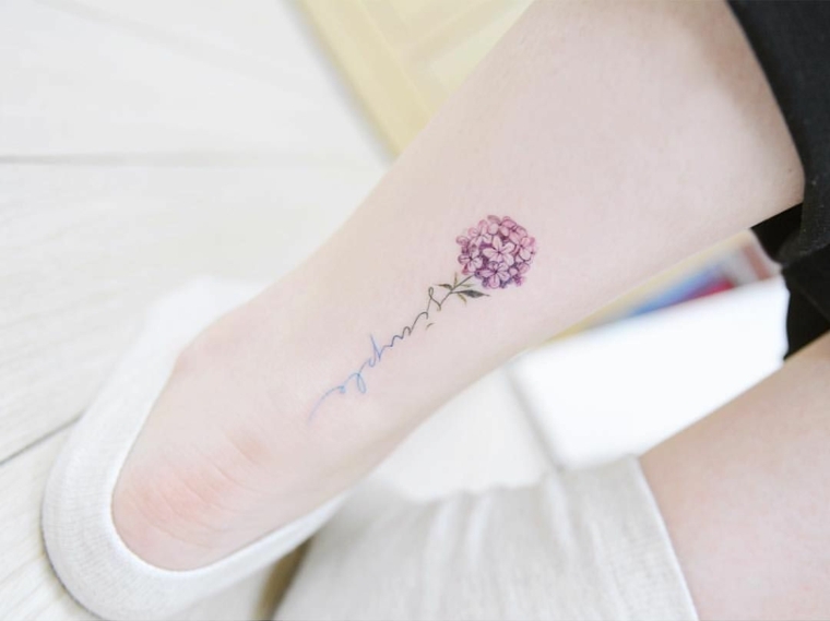 Scritta siempre con un ortensia rosa, idee per dei tatuaggi polpaccio donne