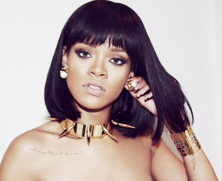 La cantante Rihanna con un'acconciatura taglio bob con frangia 