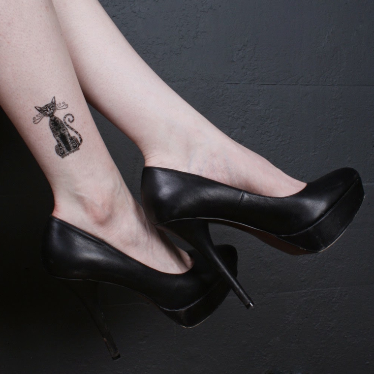 Idee tatuaggi piccoli sulla caviglia di una donna, degno di un gatto nero