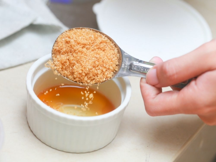 Idea per la preparazione di uno scrub viso pelle grassa a base di zucchero di canna e miele