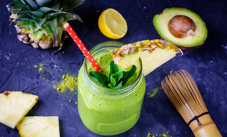 Pranzo dietetico con uno smoothie verde all'ananas e foglie di menta come decorazione