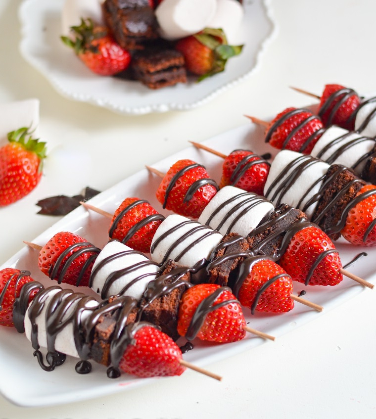 Spiedini di fragole con cioccolato fondente, ricette per dei dolci veloci e facili