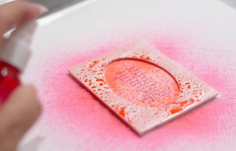 Spruzzare la cartolina con lo spray di colore rosa, idee segnaposto matrimonio 