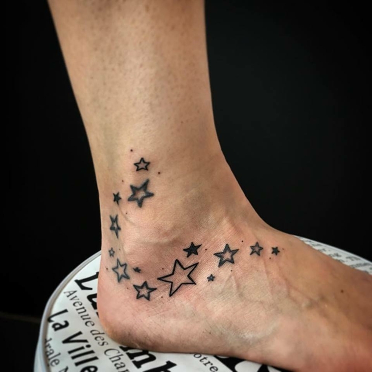 Uomo con un tatuaggio alla caviglia, disegni di stelle piccole sulla gamba