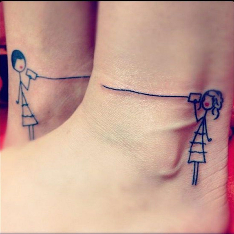 Tatuaggi piccoli significativi per due migliori amiche, tattoo alla caviglia con figurine