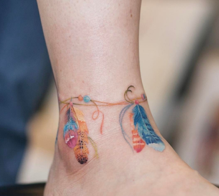 Idea per un tattoo caviglia, tatuaggio colorato tipo bracciale con piume colorate