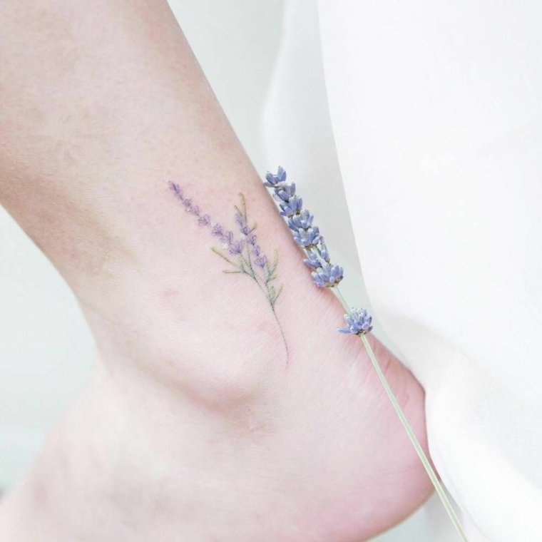 Idee per dei disegni tatuaggi alla caviglia femminili, fiore di lavanda piccolo accanto ad uno vero