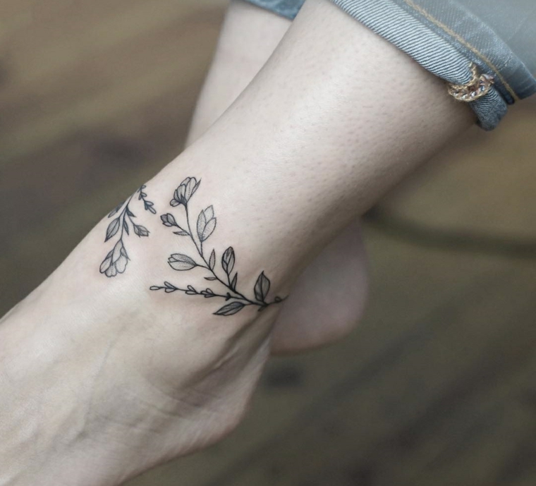 Le gambe di una donna, tatuaggi caviglia piccoli con sfumature, disegno tipo bracciale con fiori