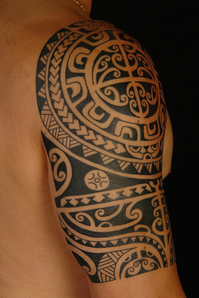 Idea per dei tatuaggi tutto il braccio e spalla di un uomo con disegno maori 