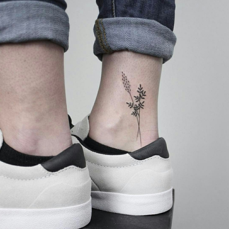 Idee tatuaggi piccoli sulla caviglia, uomo con un tattoo di fiori sulla gamba