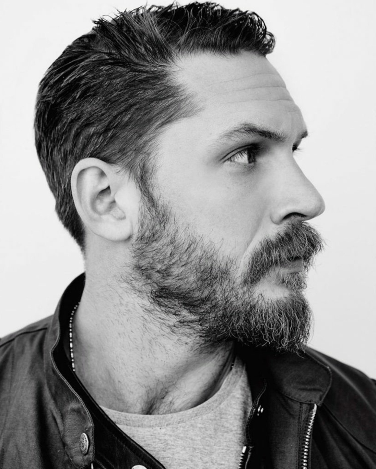 Come far crescere la barba, l'attore Tom Hardy con baffetti e viso di profilo