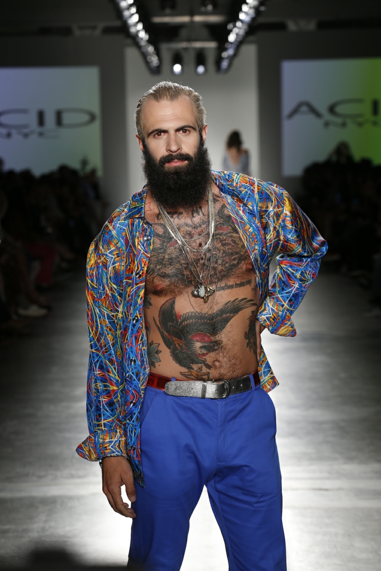 Come far crescere la barba di un uomo, sfilata di moda e un modello con tanti tatuaggi sul corpo