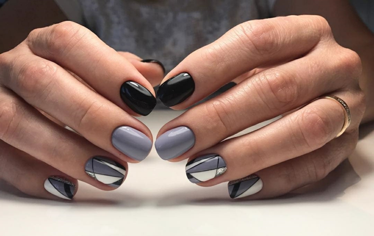 Idea per la decorazione delle unghie grigie con strisce e accent nail con smalto nero lucido 